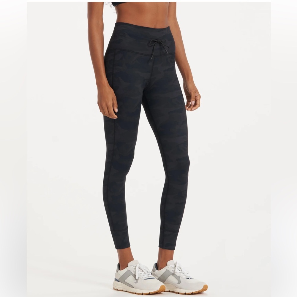 Vuori Daily Leggings in Camo